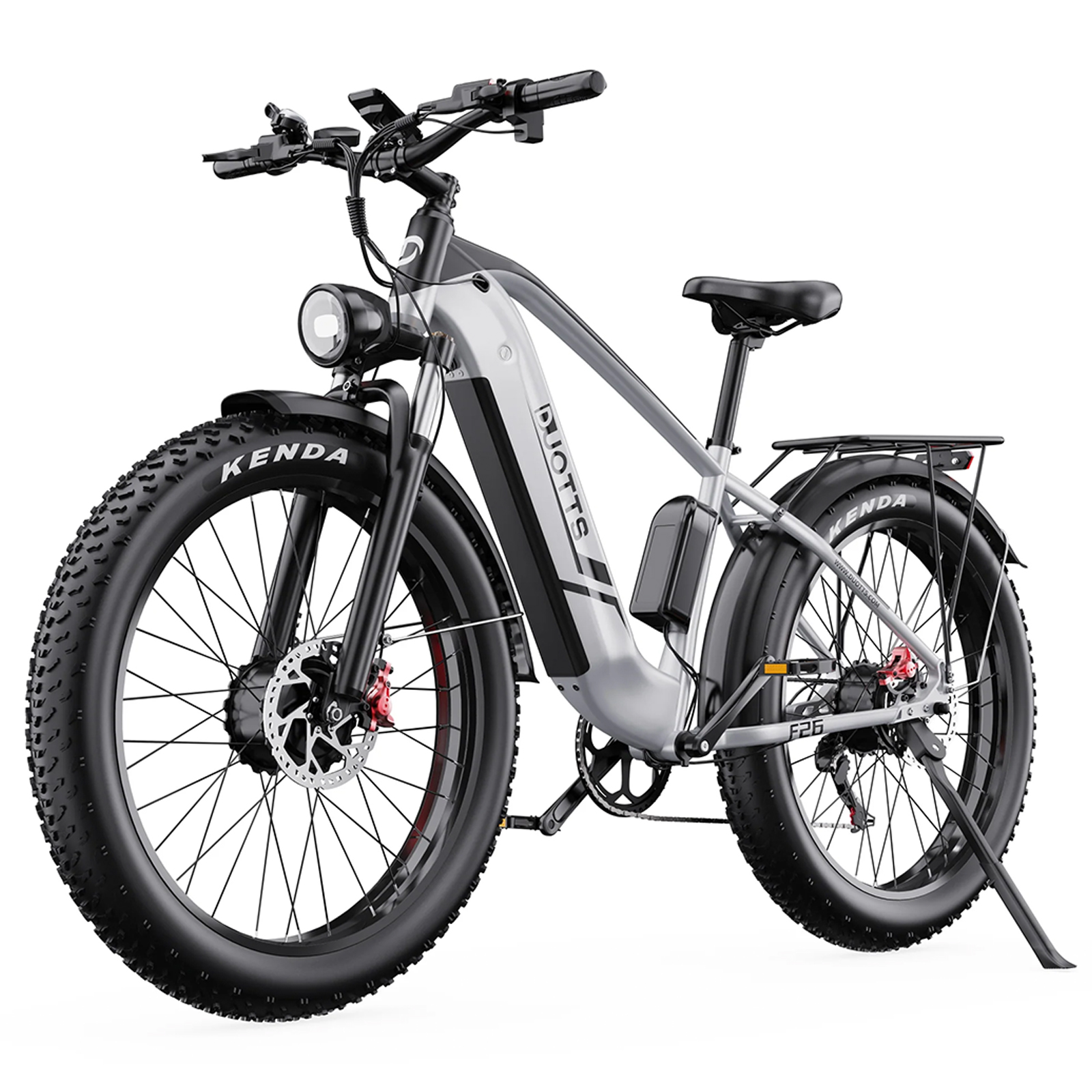 Una bicicleta eléctrica plateada con llantas anchas, portaequipajes y faro.