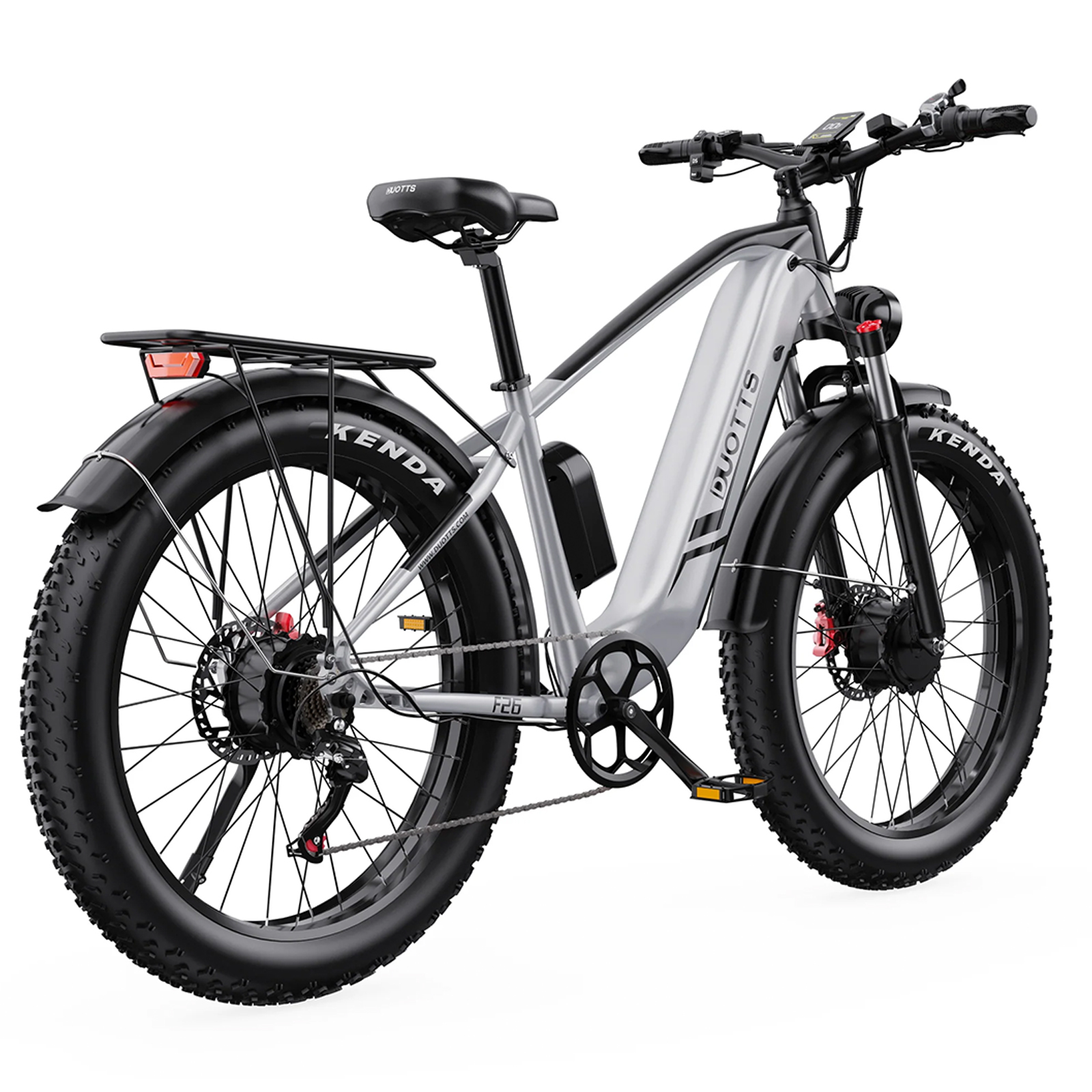 Una bicicleta eléctrica plateada de llantas anchas con portaequipajes trasero.