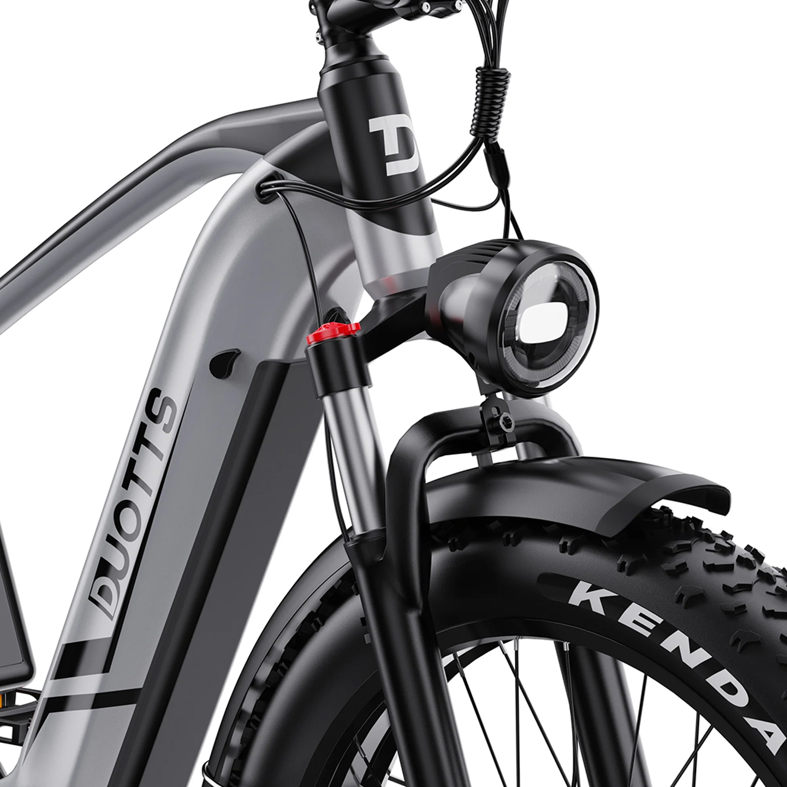 Primer plano de una e-bike plateada con faro negro y neumáticos anchos.