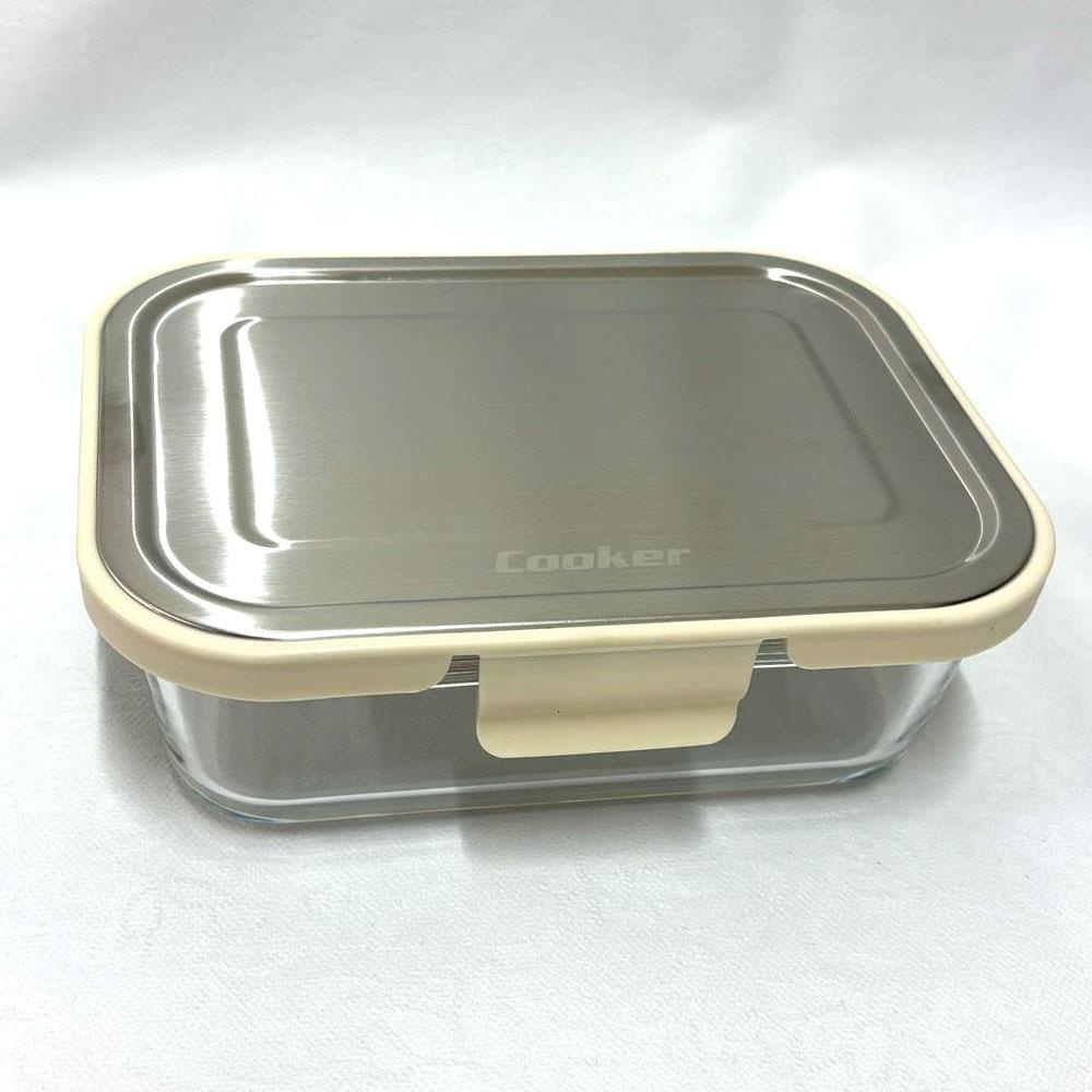 Gümüş kapaklı ve krem rengi contalı kare cam saklama kabı.