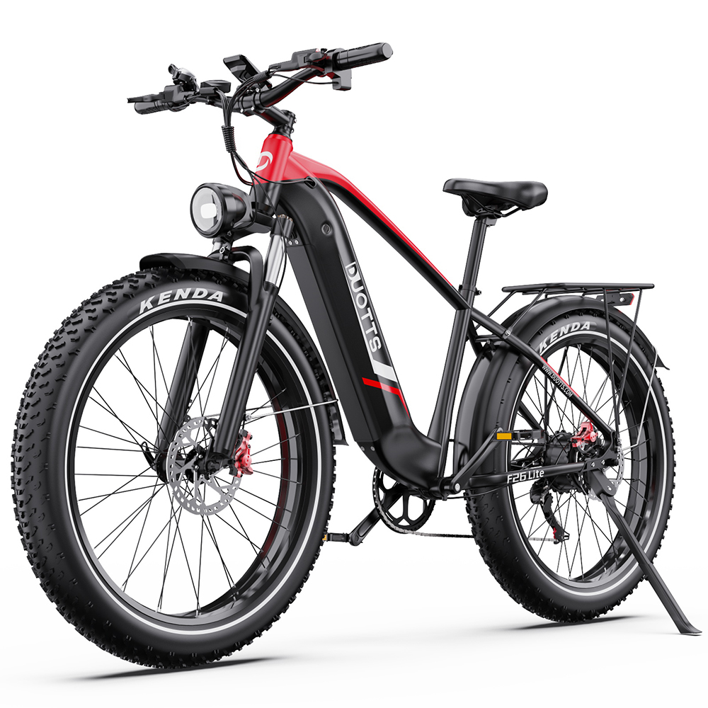 Una bicicleta eléctrica fat bike negra y roja con fondo blanco. Neumáticos grandes y portaequipajes trasero.