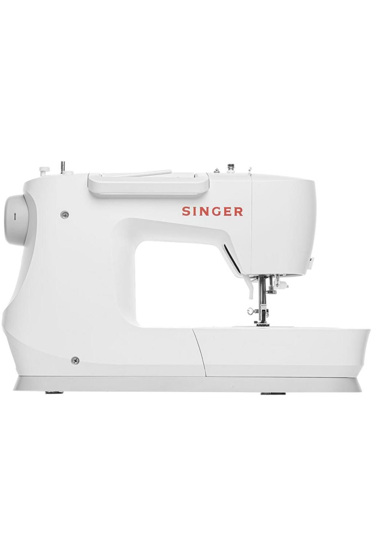 Beyaz bir Singer dikiş makinesi beyaz arka plana karşı yandan gösteriliyor.