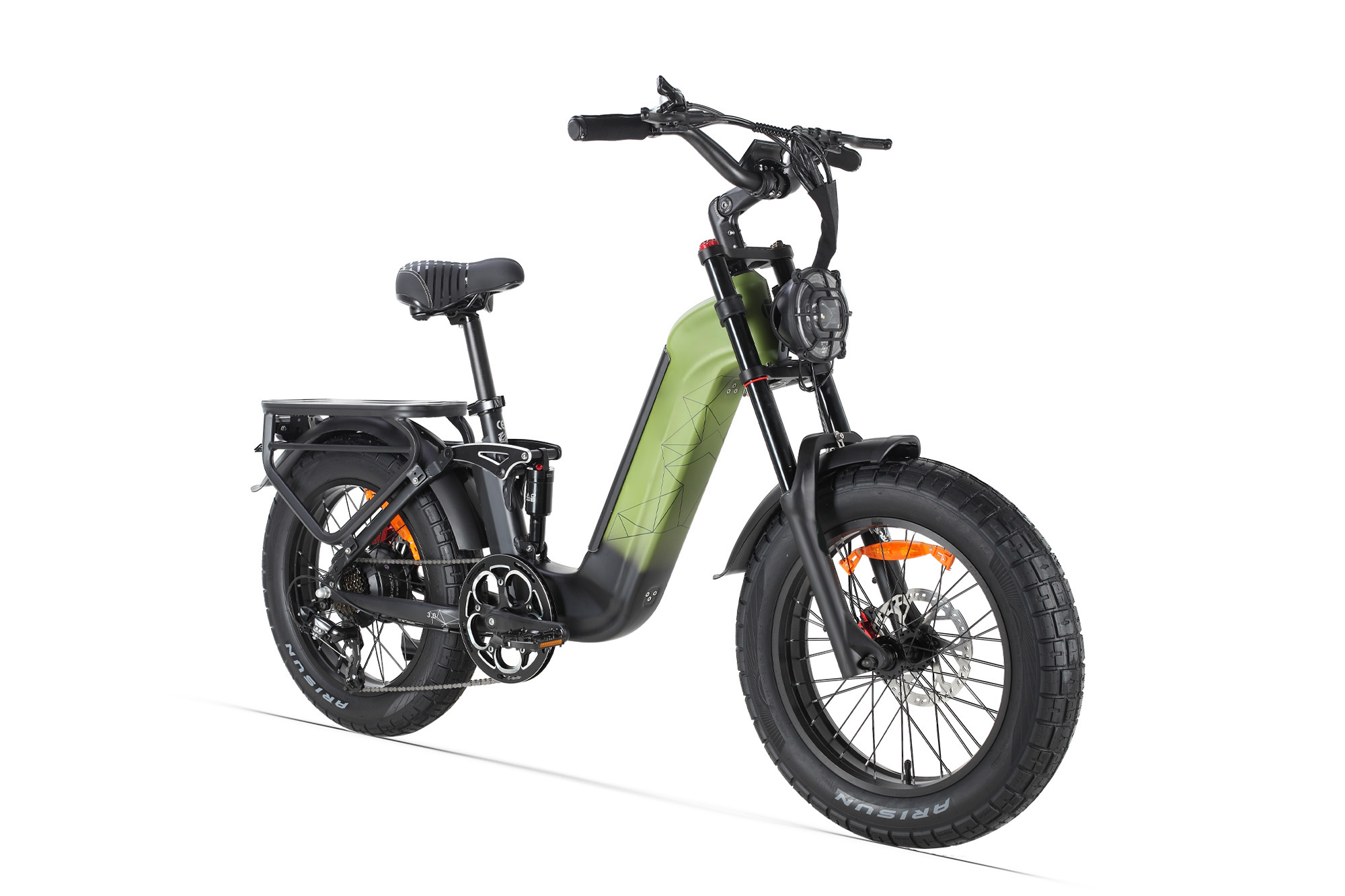 Ein grünes E-Bike mit dicken Reifen und Gepäckträger vor weißem Hintergrund.