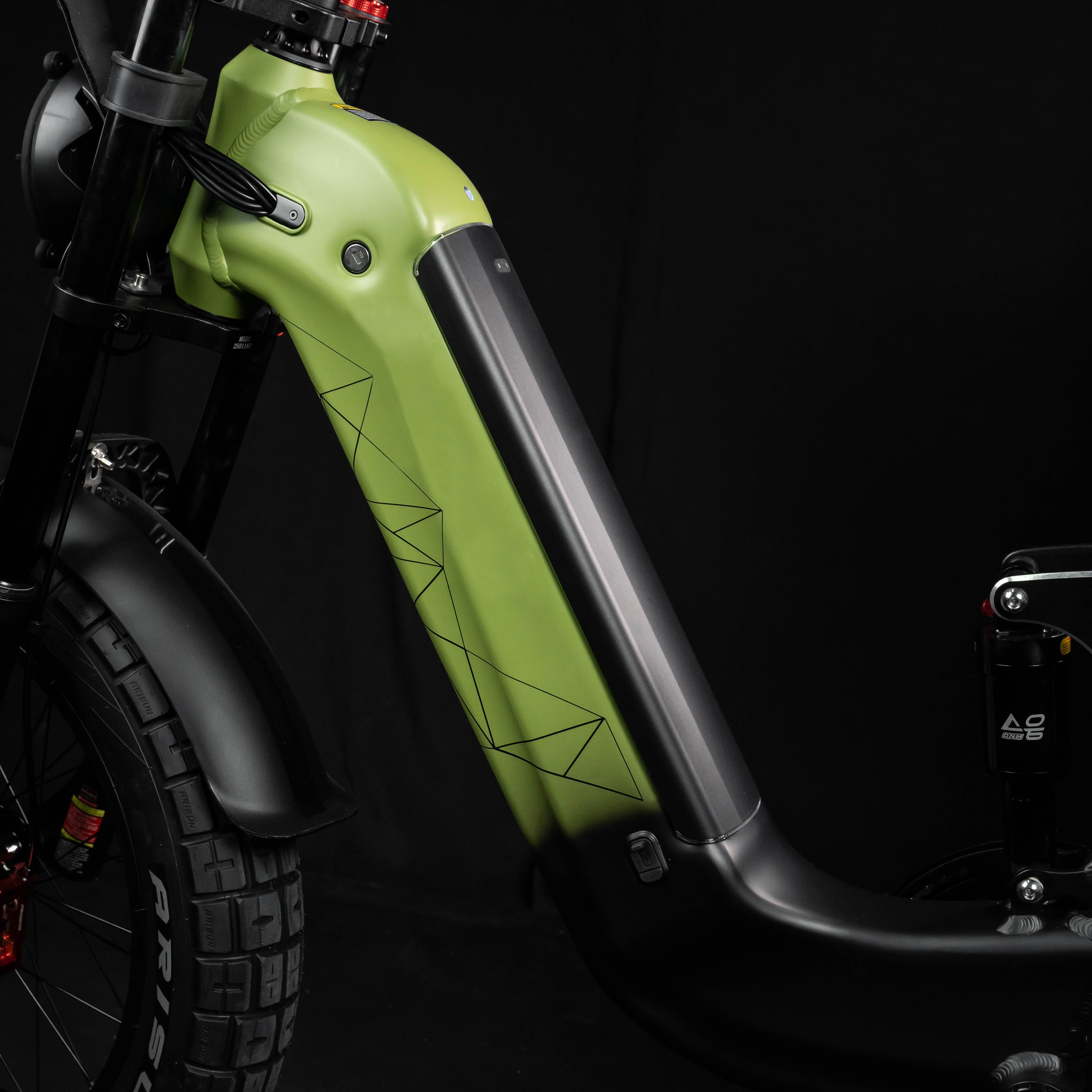 Grüner E-Bike-Rahmen mit schwarzem Muster, schwarzem Lenker und Reifen.