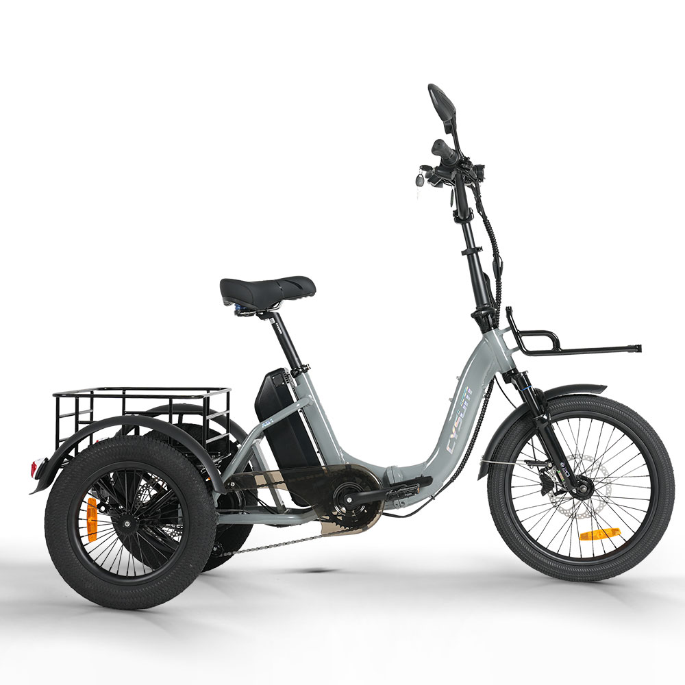 Triciclo elettrico grigio con portapacchi anteriore e posteriore, sfondo bianco.
