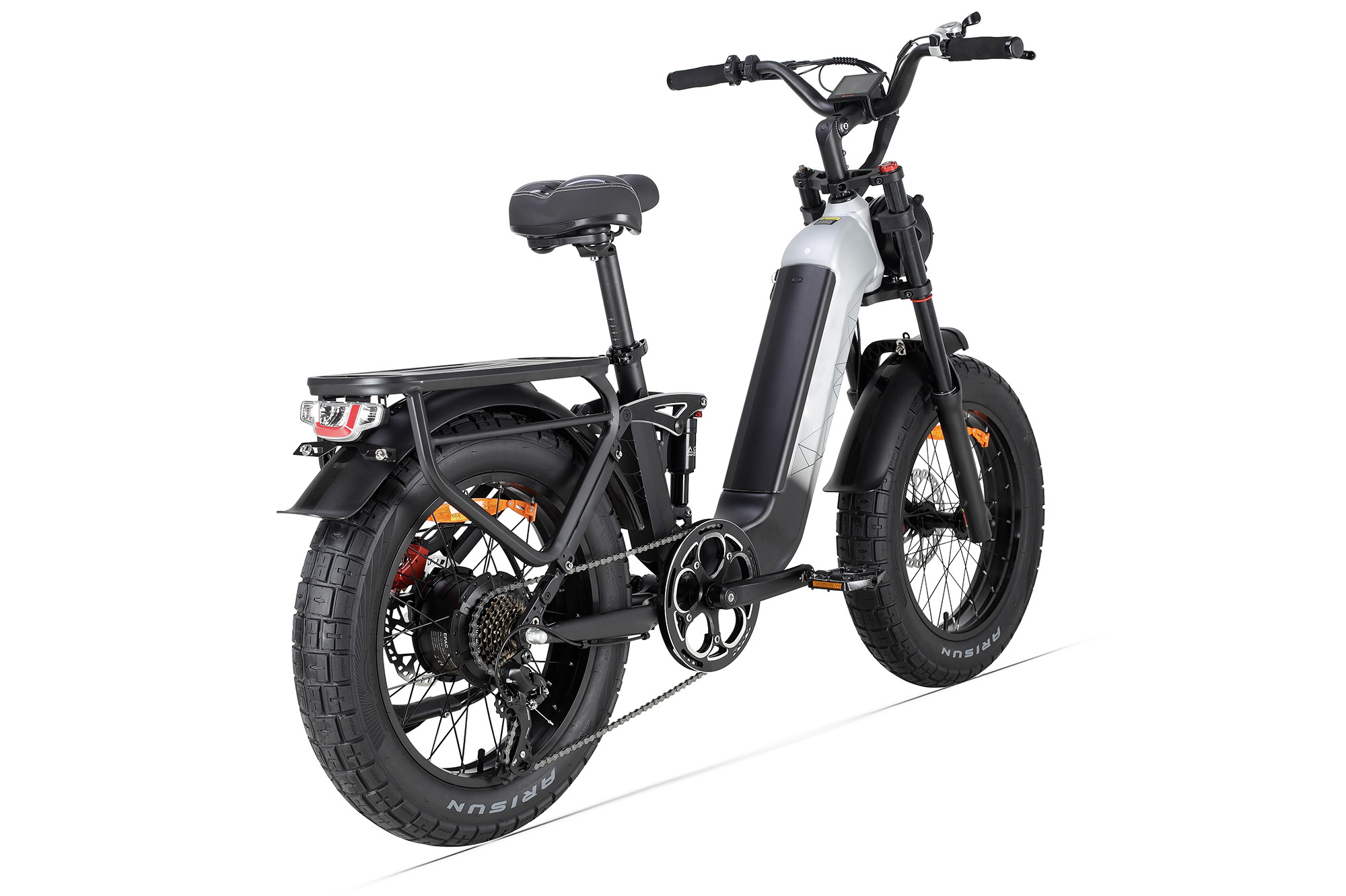 Ein silberner und schwarzer Fat-Tire-Elektrofahrrad mit Gepäckträger und Rücklicht.
