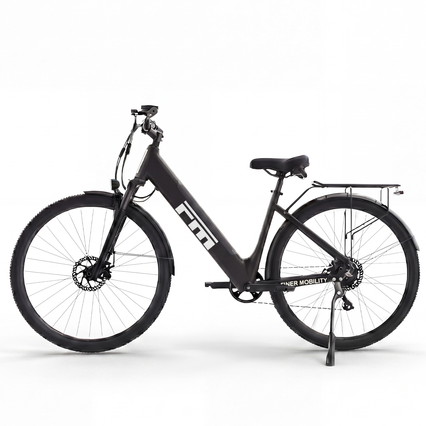 Una e-bike nera con portapacchi e freni a disco su sfondo bianco.