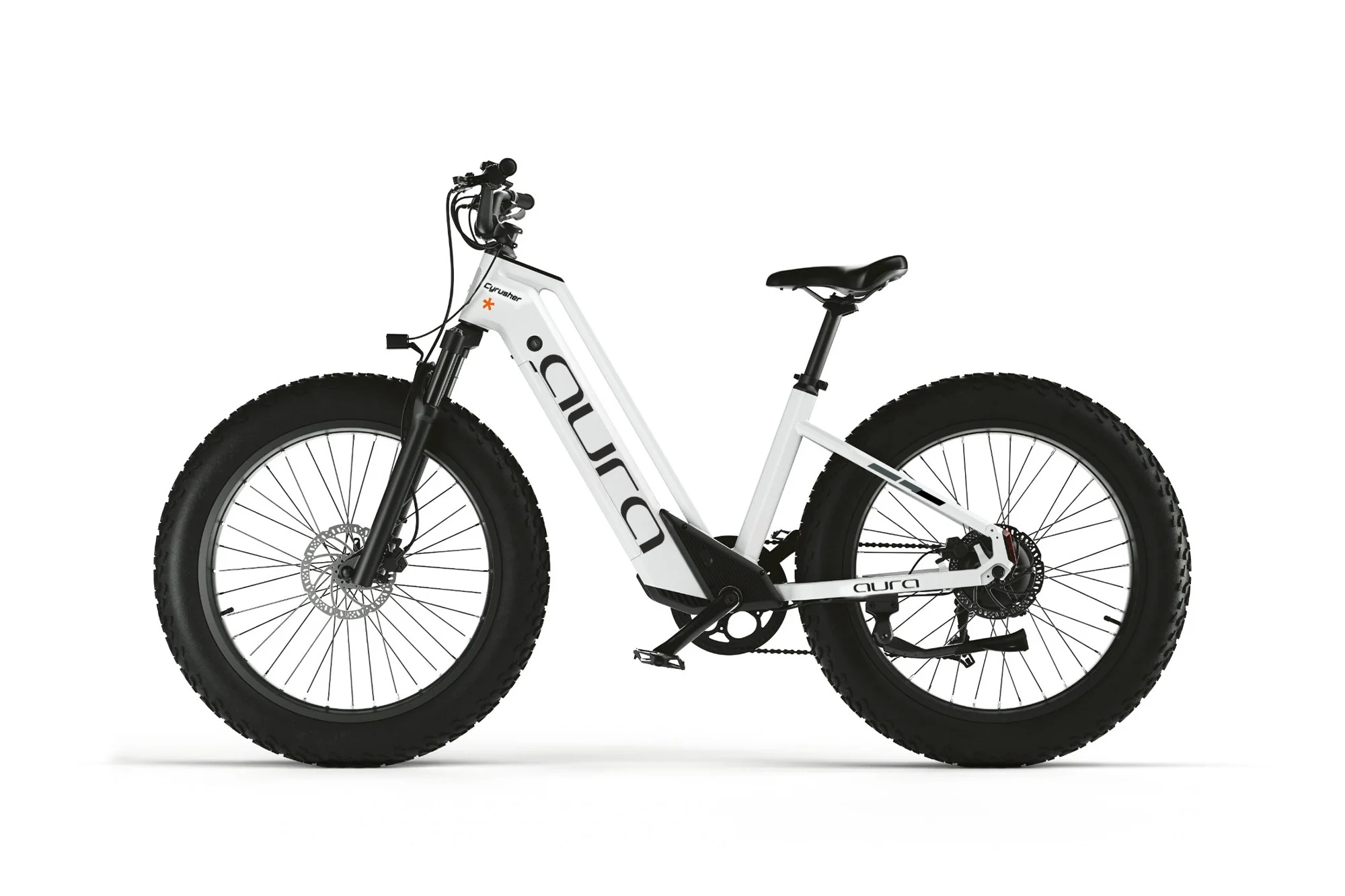 Ein weißes E-Fatbike mit schwarzen Reifen und Felgen steht auf weißem Grund.