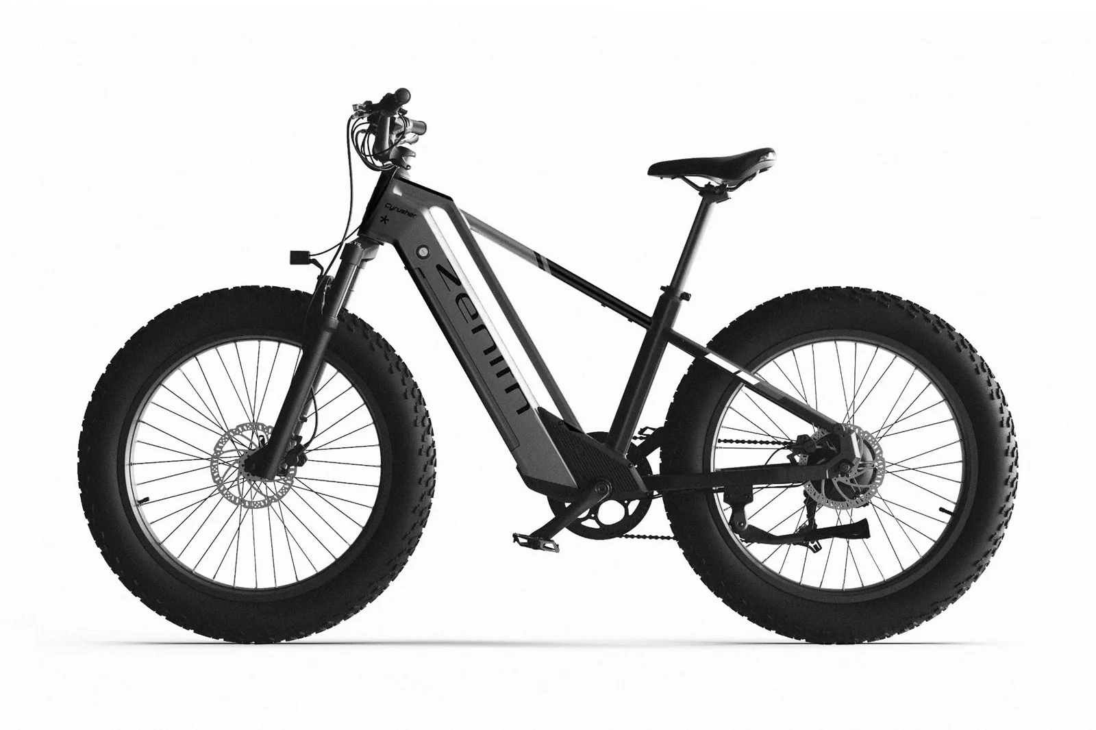 Ein schwarzes E-Fatbike mit breiten Reifen und silbernem Rahmen steht vor einem weißen Hintergrund.