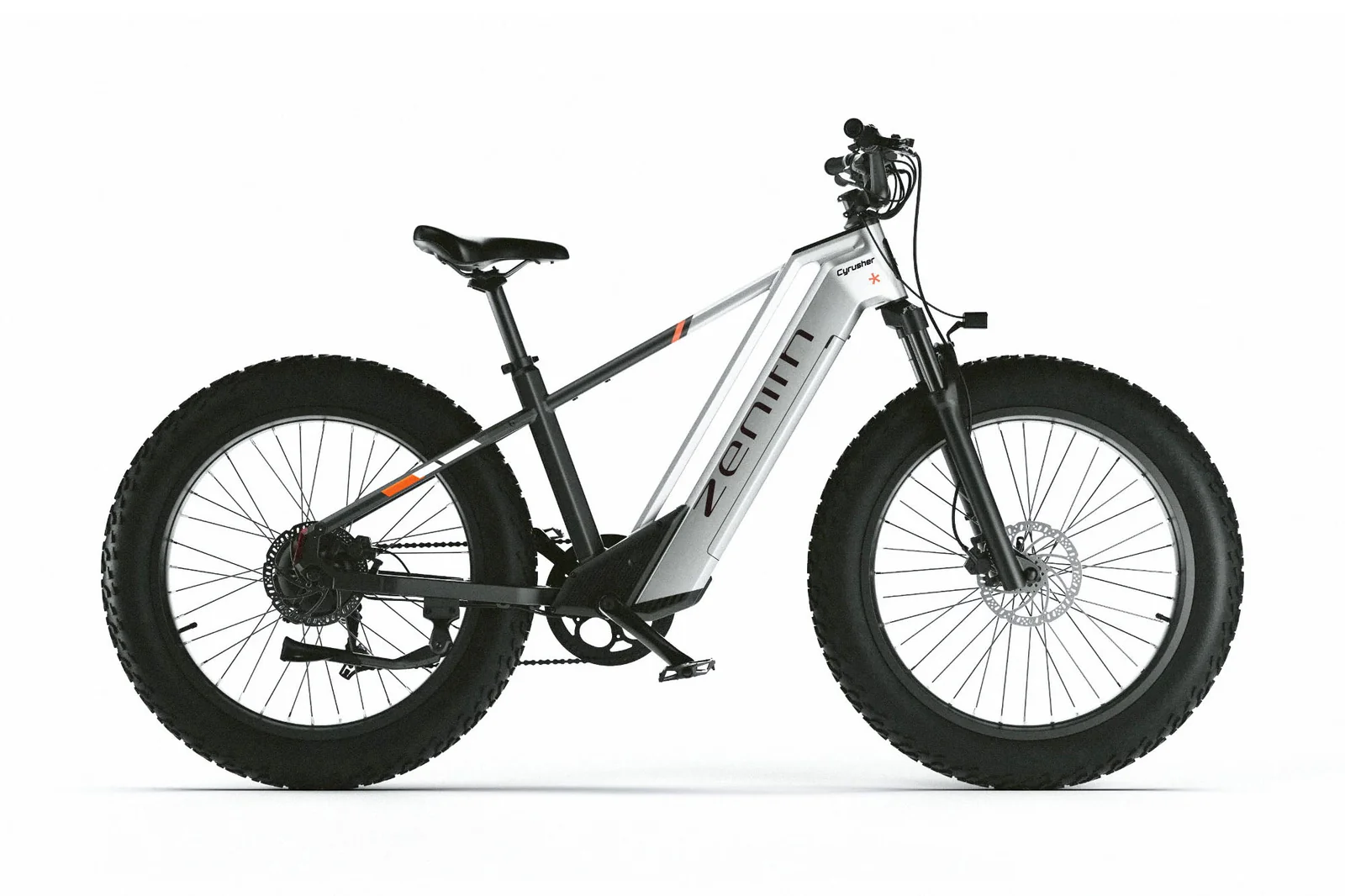 Ein silbernes E-Bike mit dicken Reifen steht auf weißem Hintergrund.