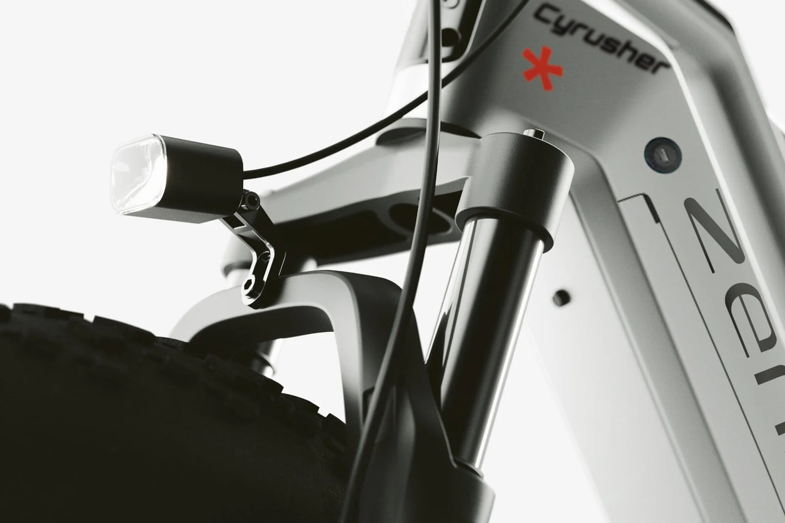 Nahaufnahme einer E-Bike-Gabel mit Scheinwerfer, Reifen und Rahmen.