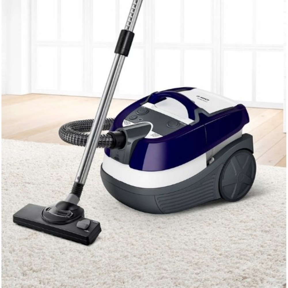 Niebieski i biały odkurzacz Bosch na jasnym dywanie.