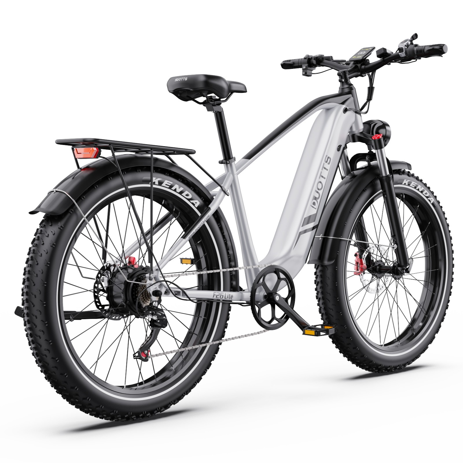 Bicicleta eléctrica plateada con llantas anchas, portaequipajes, sillín negro y pantalla.