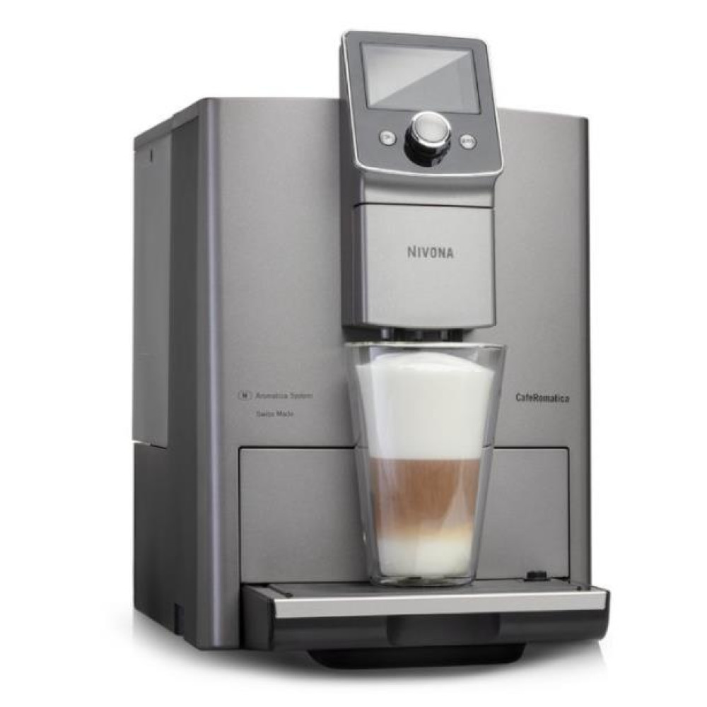 Szara ekspres do kawy z warstwowym latte w szklance.