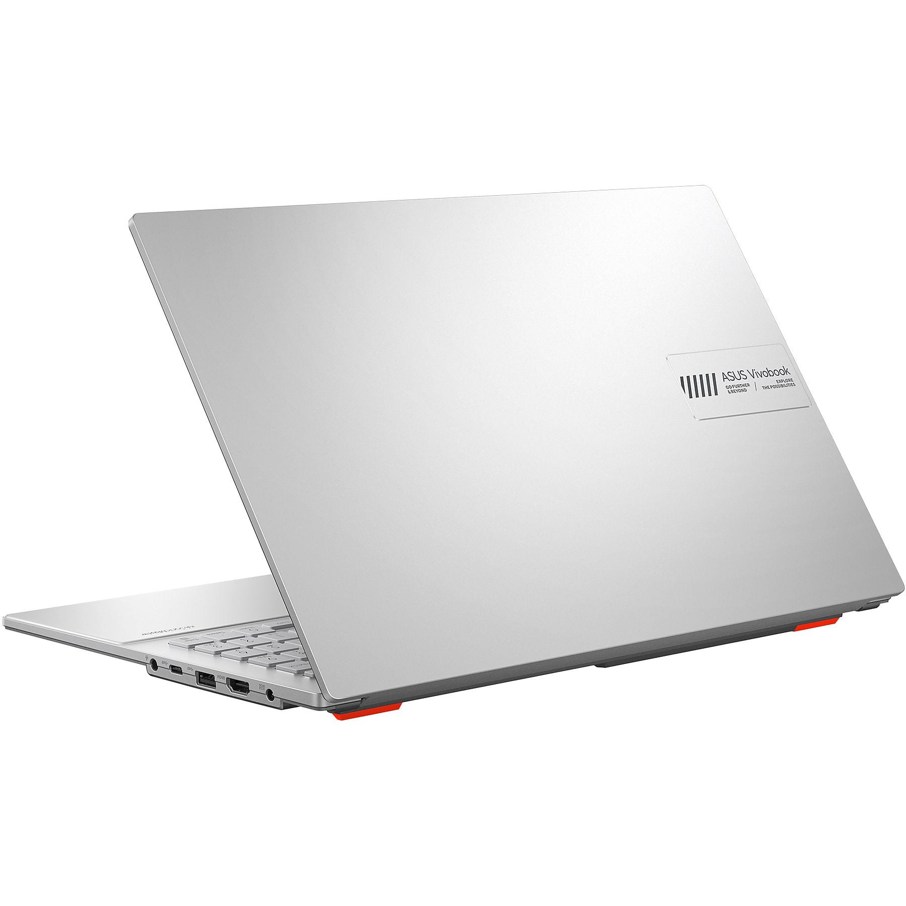 Un laptop argentato con il display aperto, che mostra tastiera e porte.