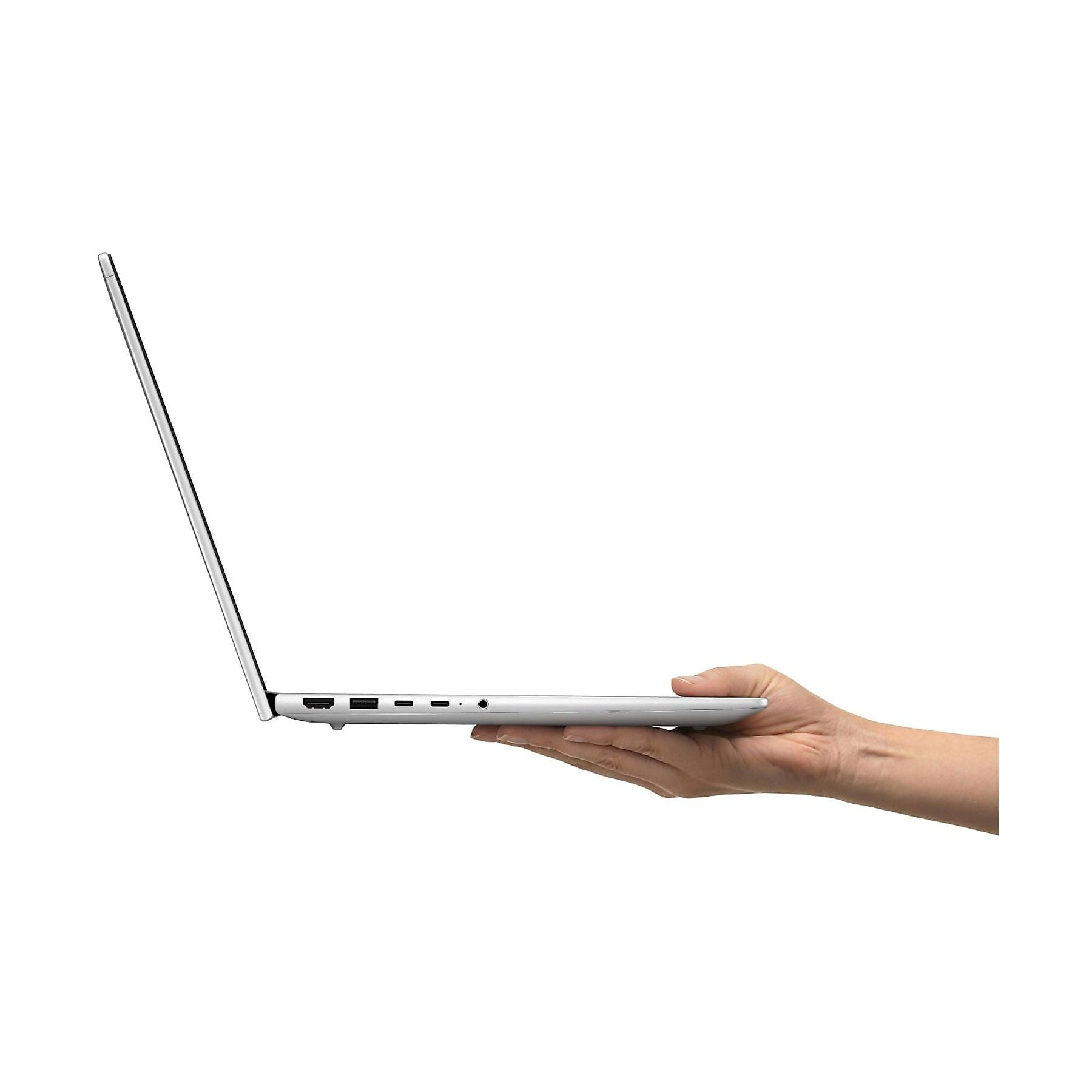 Una mano tiene un laptop sottile e argentato di profilo, mostrando le porte.