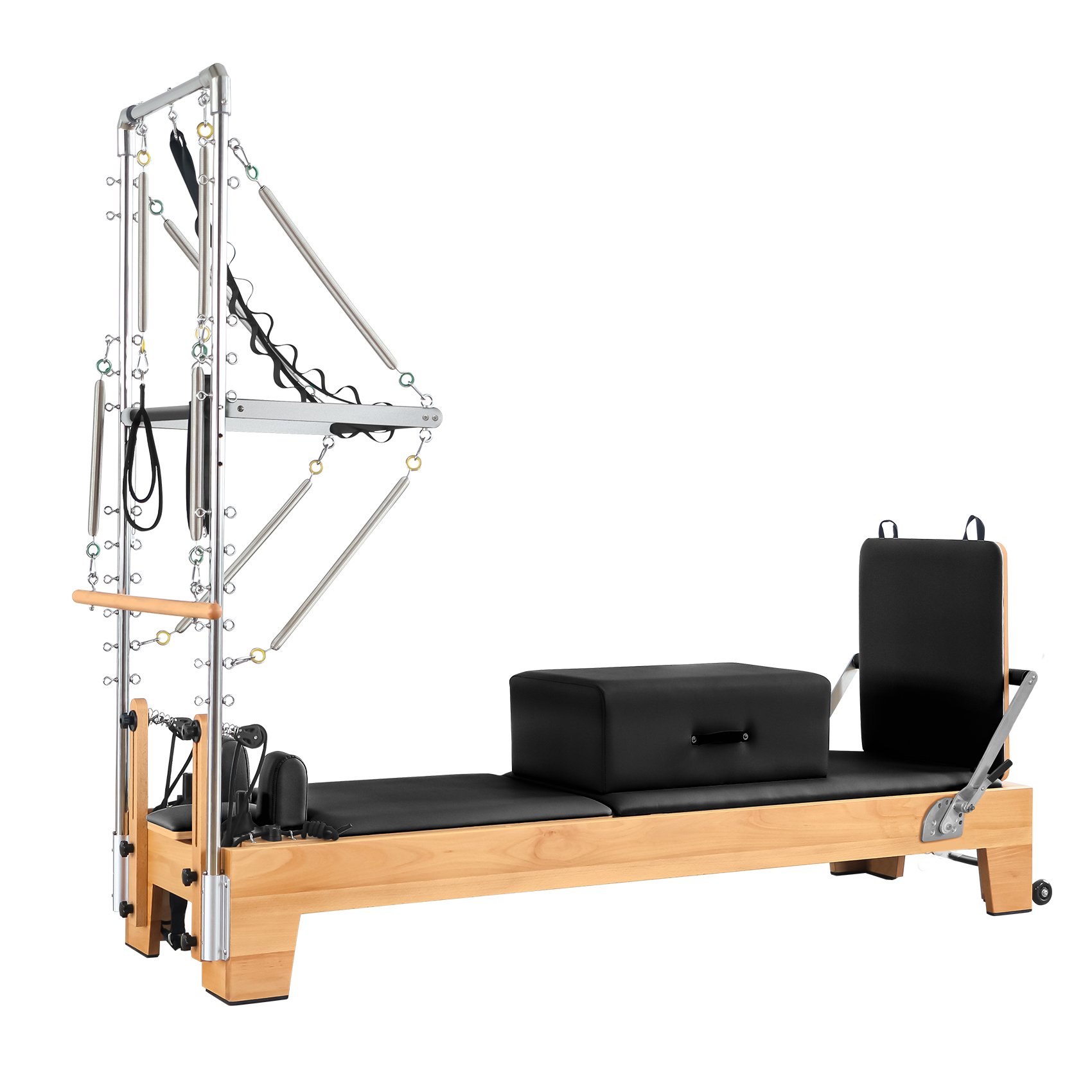 Un reformer de Pilates con marco de madera, tapicería negra, resortes y correas sobre fondo blanco.