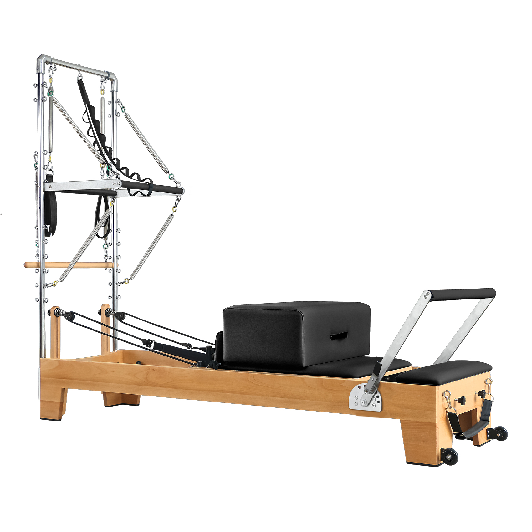 Un reformer de Pilates con marco de madera, tapicería negra y componentes metálicos.