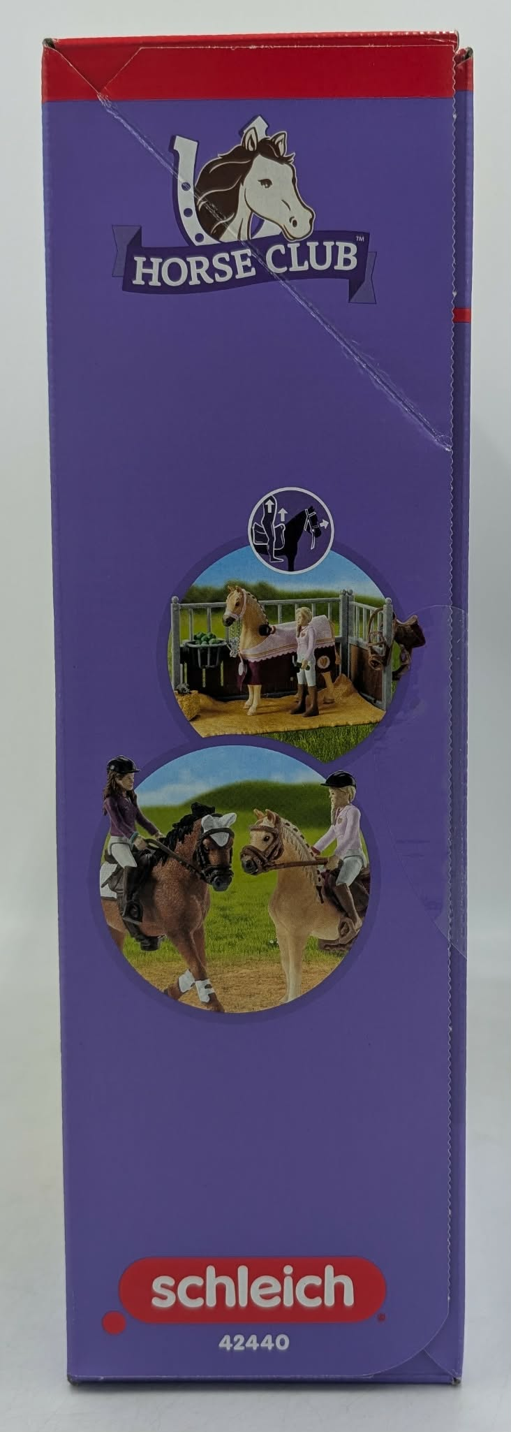 Lila Schachtel mit Pferdemotiv und Spielszenen. Schleich Logo unten.
