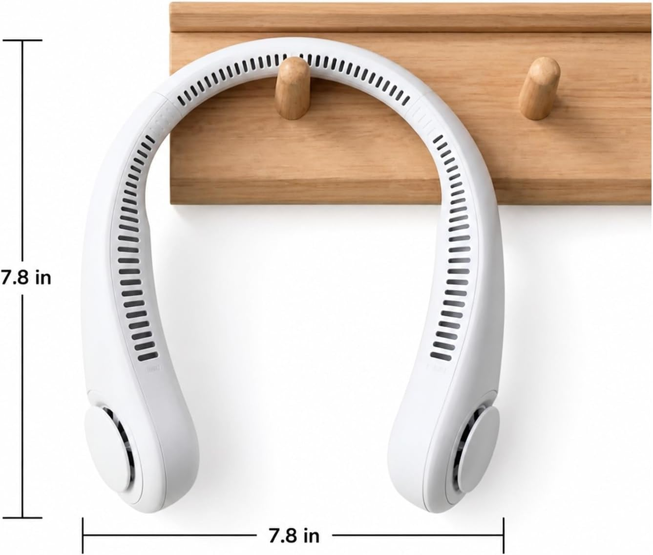 Weißer Nackenventilator mit Lüftungsschlitzen hängt an Holzhaken. Maße 7,8x7,8 Zoll.