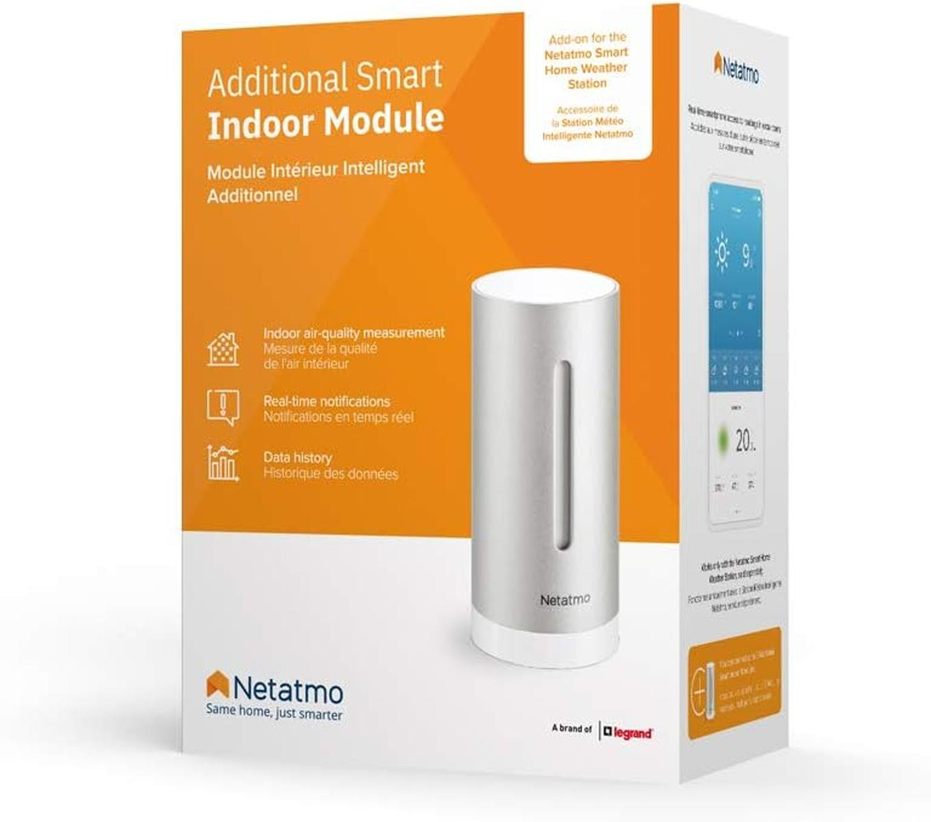Pudełko modułu Netatmo Smart Indoor z srebrnym cylindrem i ekranem aplikacji.