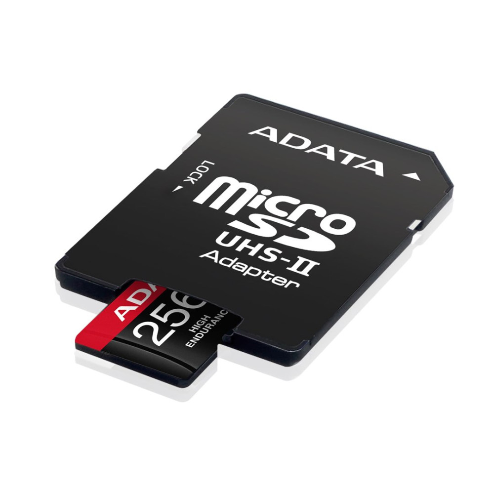 Adattatore ADATA Micro SD UHS-II nero con scheda da 256 GB parzialmente inserita.
