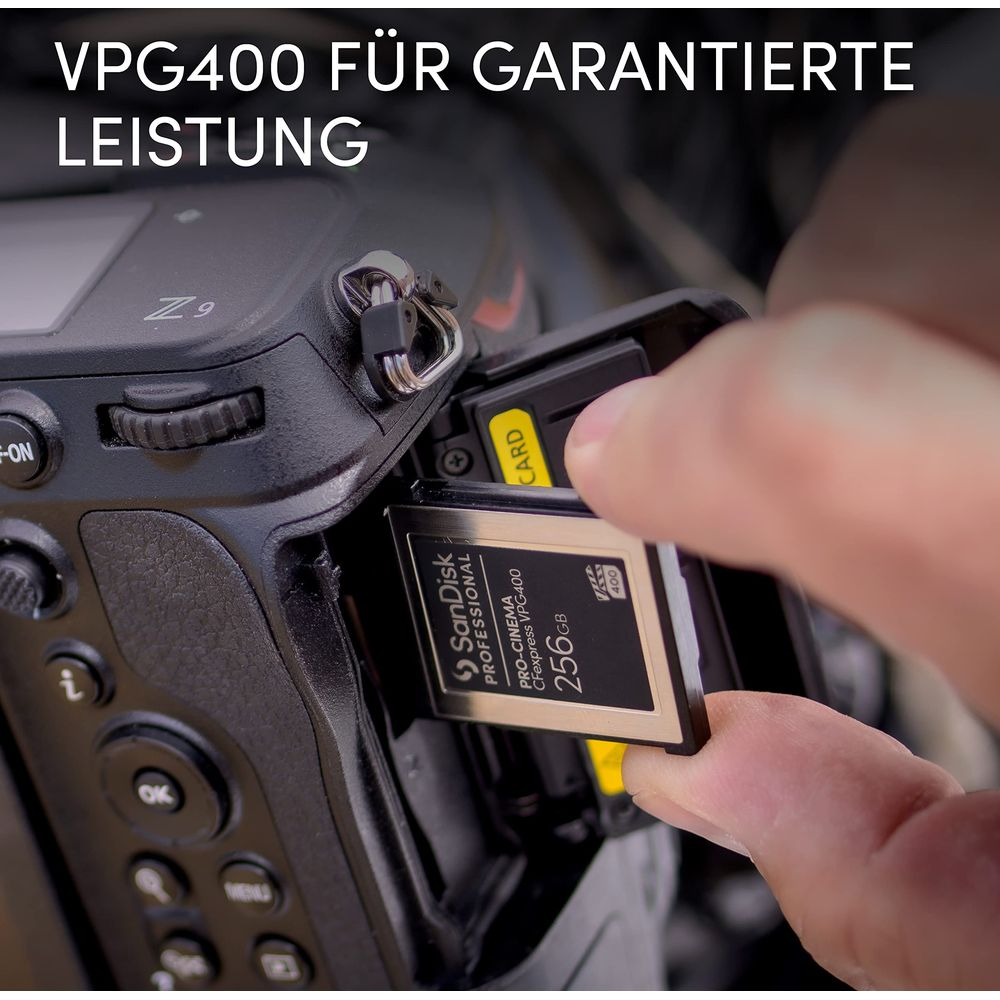 Una mano inserisce una scheda SanDisk 256GB CFexpress VPG400 in una fotocamera Nikon Z9.