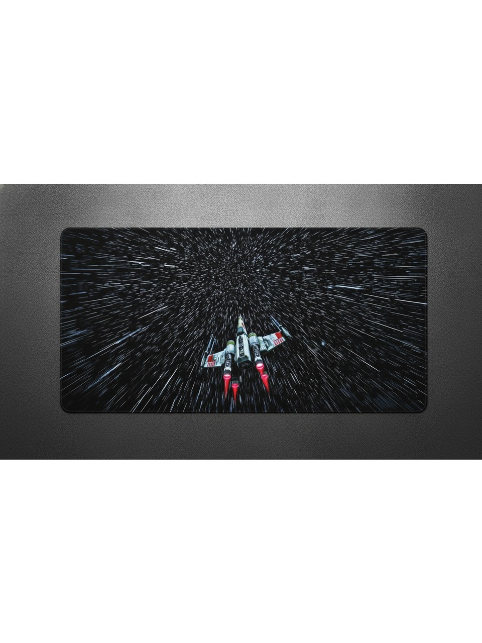 Kırmızı motorlu beyaz bir X-wing yıldız savaşçısı hiperuzayda seyahat ediyor.