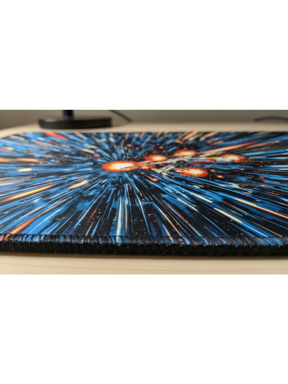 Mavi ve turuncu ışık çizgisi tasarımlı bir mousepad.