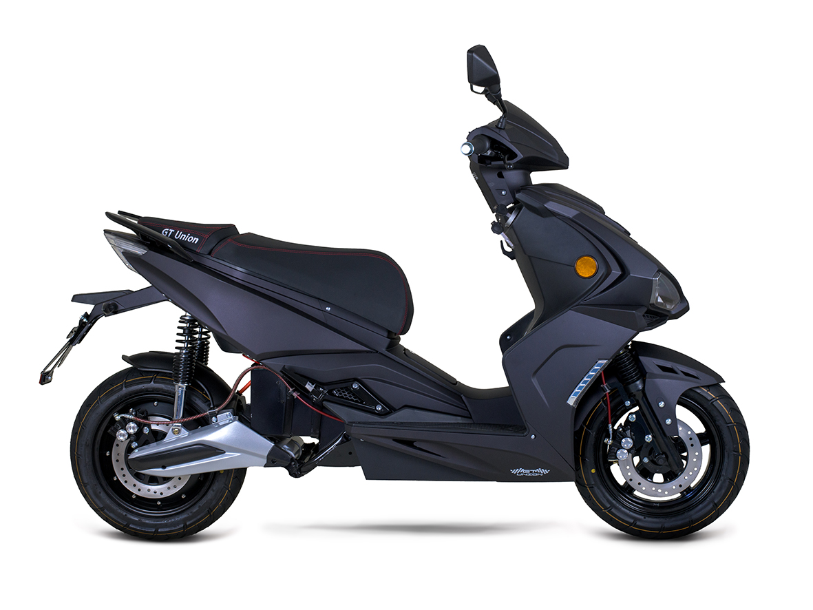 Ein mattschwarzer GT Union Elektroscooter wird von der Seite vor weißem Hintergrund gezeigt.