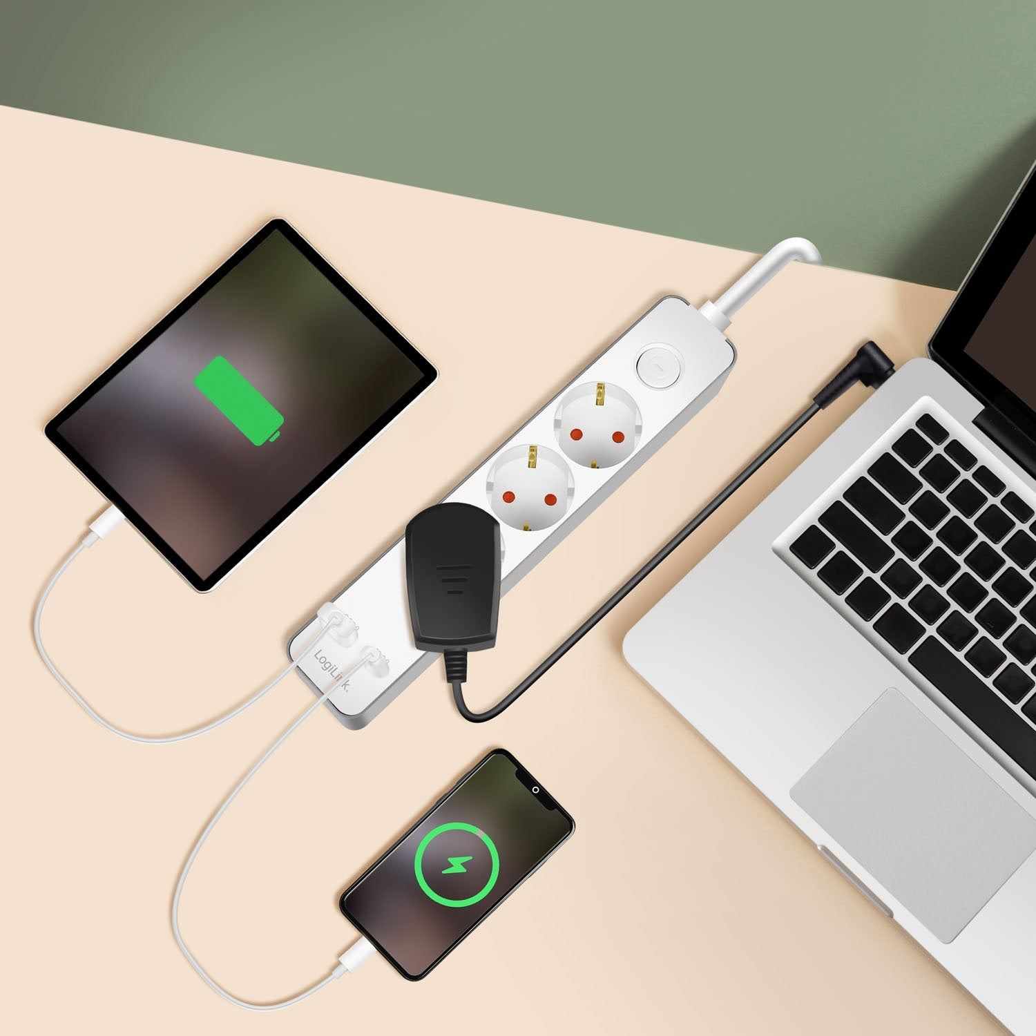 Una regleta blanca conecta una tableta, un teléfono inteligente y un portátil.