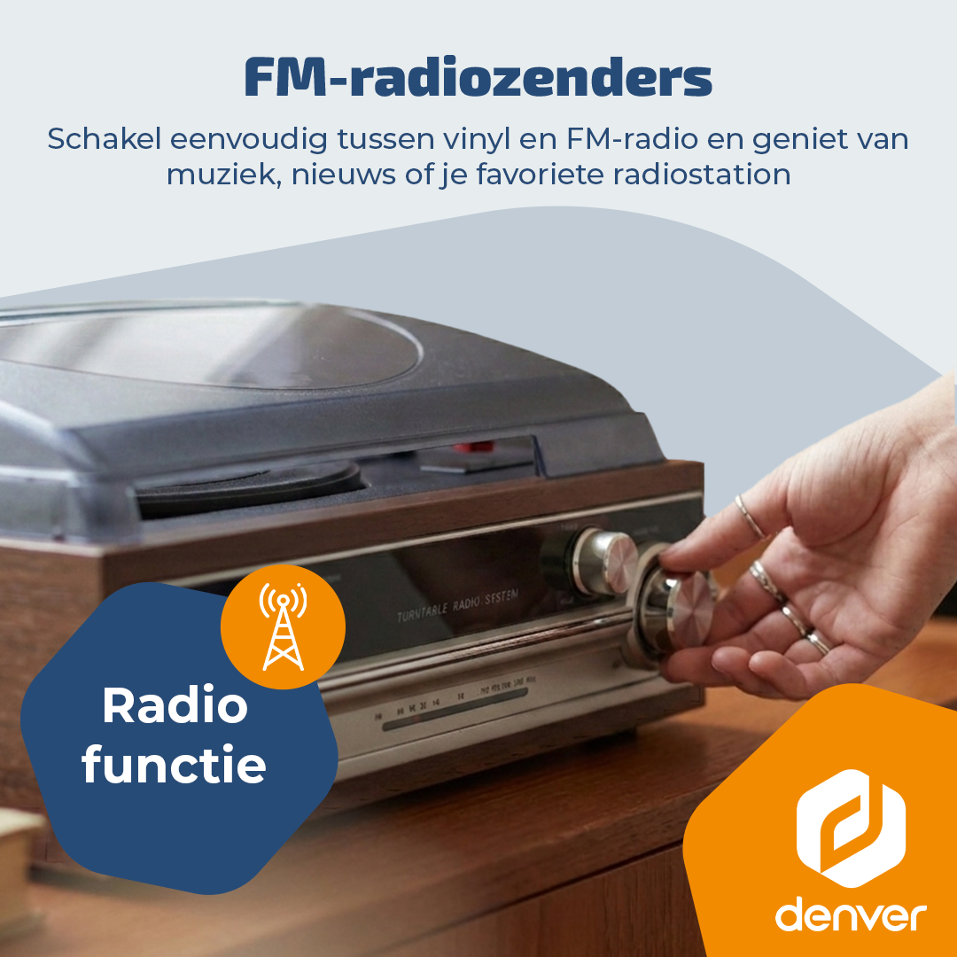 Ein Plattenspieler mit Radiofunktion. Eine Hand dreht den Knopf.