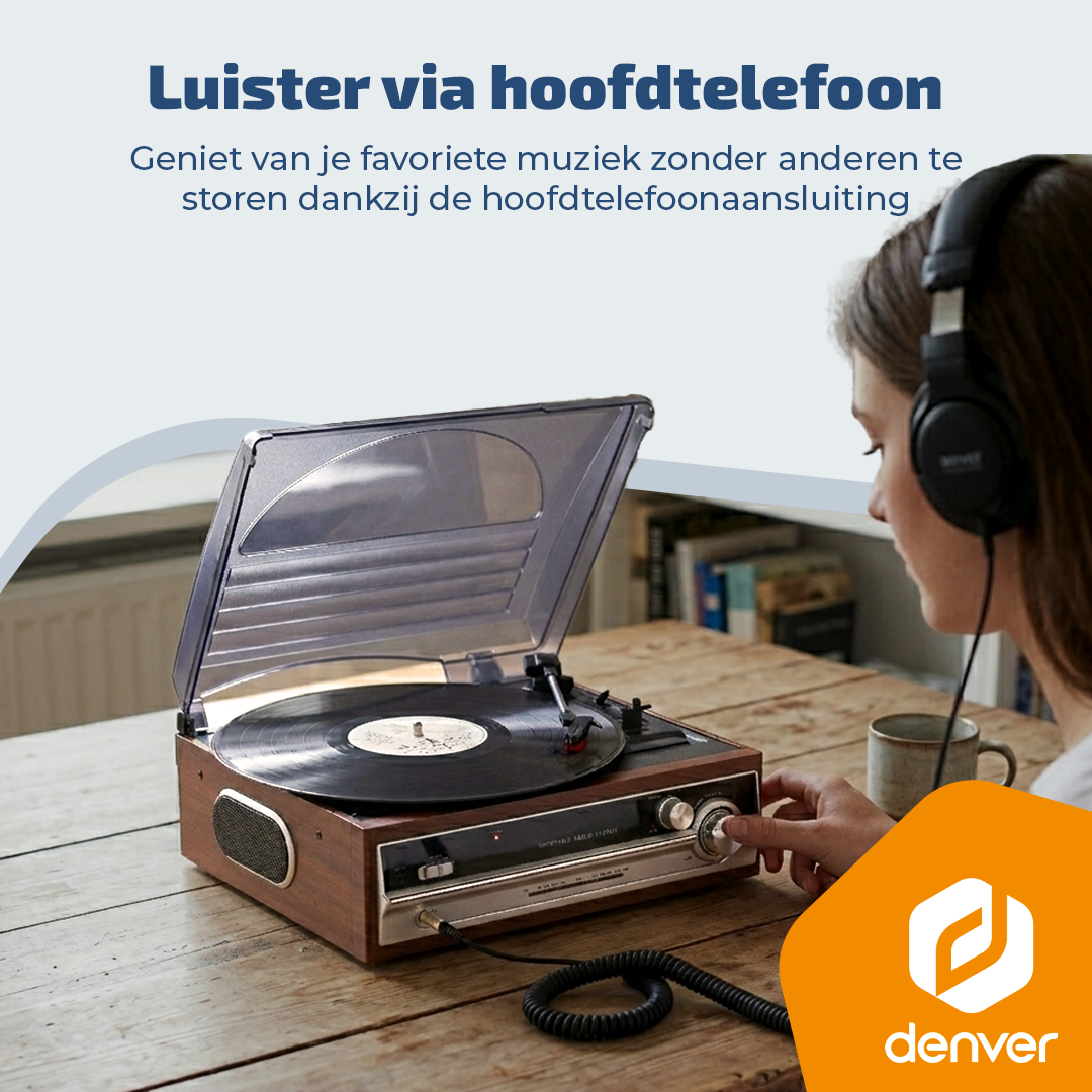 Eine Frau mit Kopfhörern hört über einen Plattenspieler Musik. Sie dreht an einem Knopf.