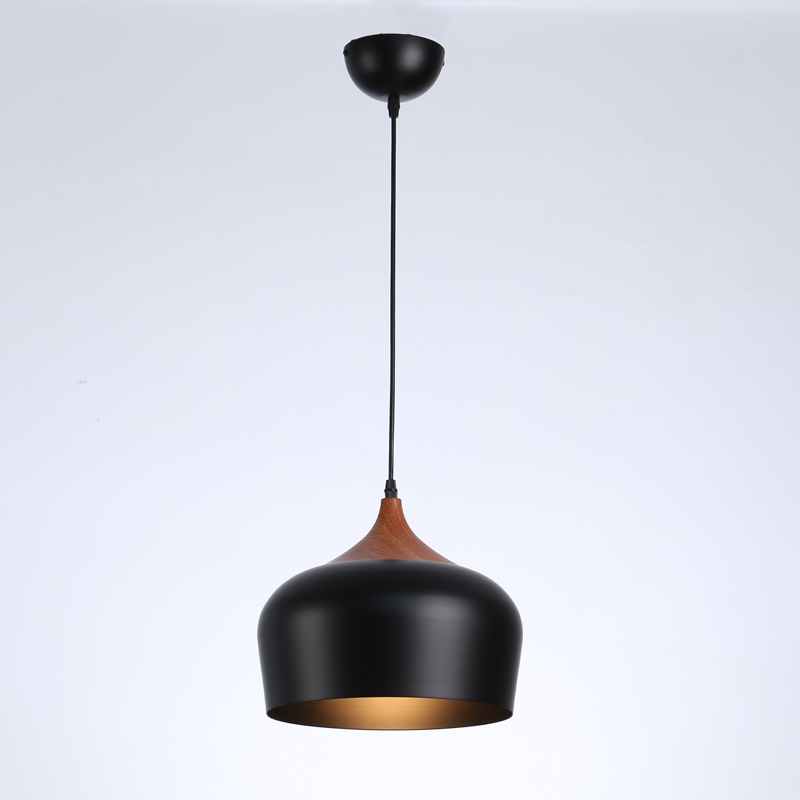 Lámpara colgante negra con detalle de madera, sobre fondo blanco.
