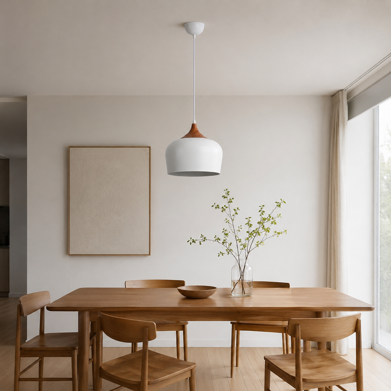 Una mesa de comedor de madera con sillas, una lámpara colgante blanca encima.