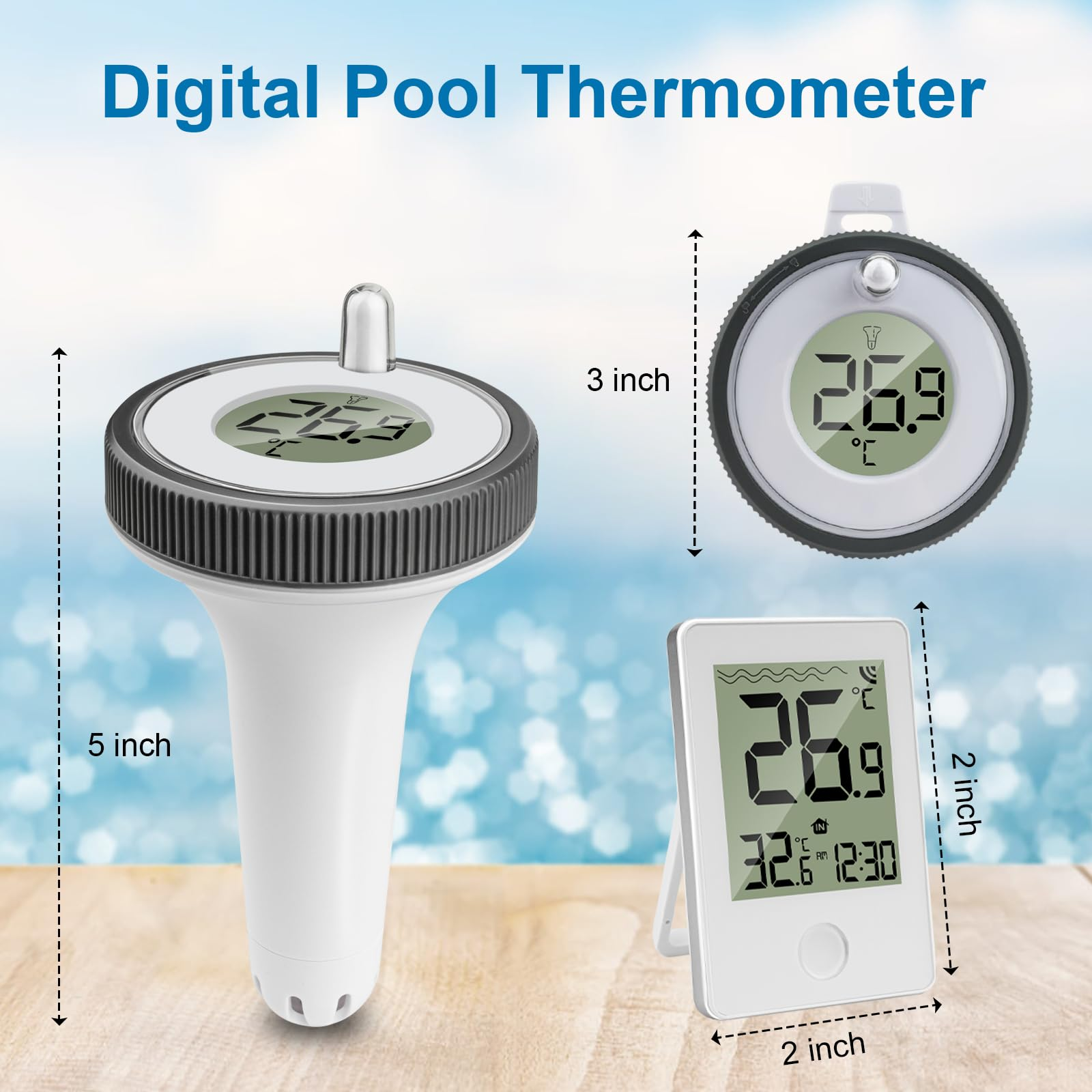 Drei digitale Poolthermometer auf Holztisch. Eines ist im Wasser, zwei sind daneben.