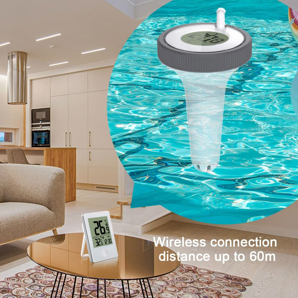 Ein digitaler Poolthermometer im Wasser neben einem Wohnzimmer mit Möbeln.