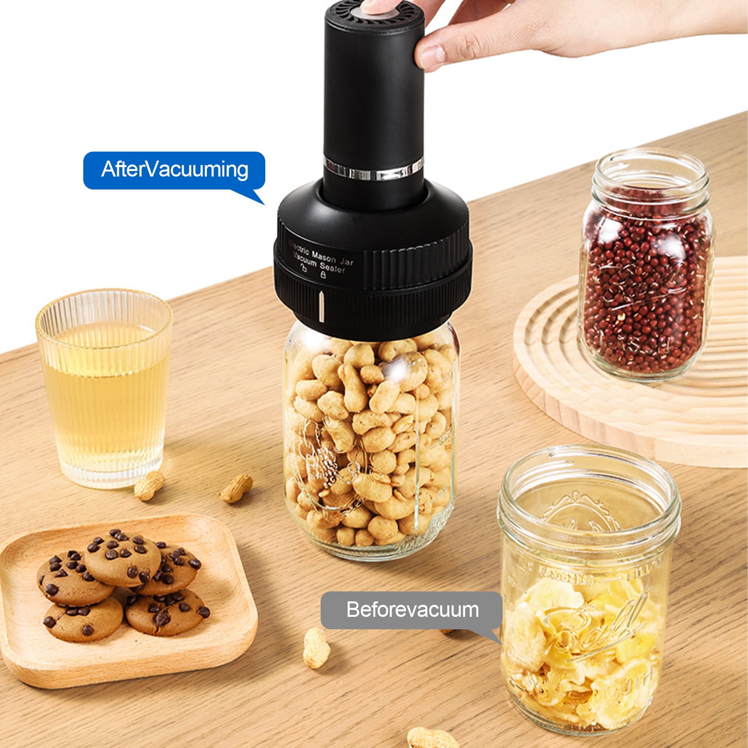 Ein Vakuumversiegler wird auf einem Glas mit Erdnüssen verwendet. Daneben Kekse und Saft.
