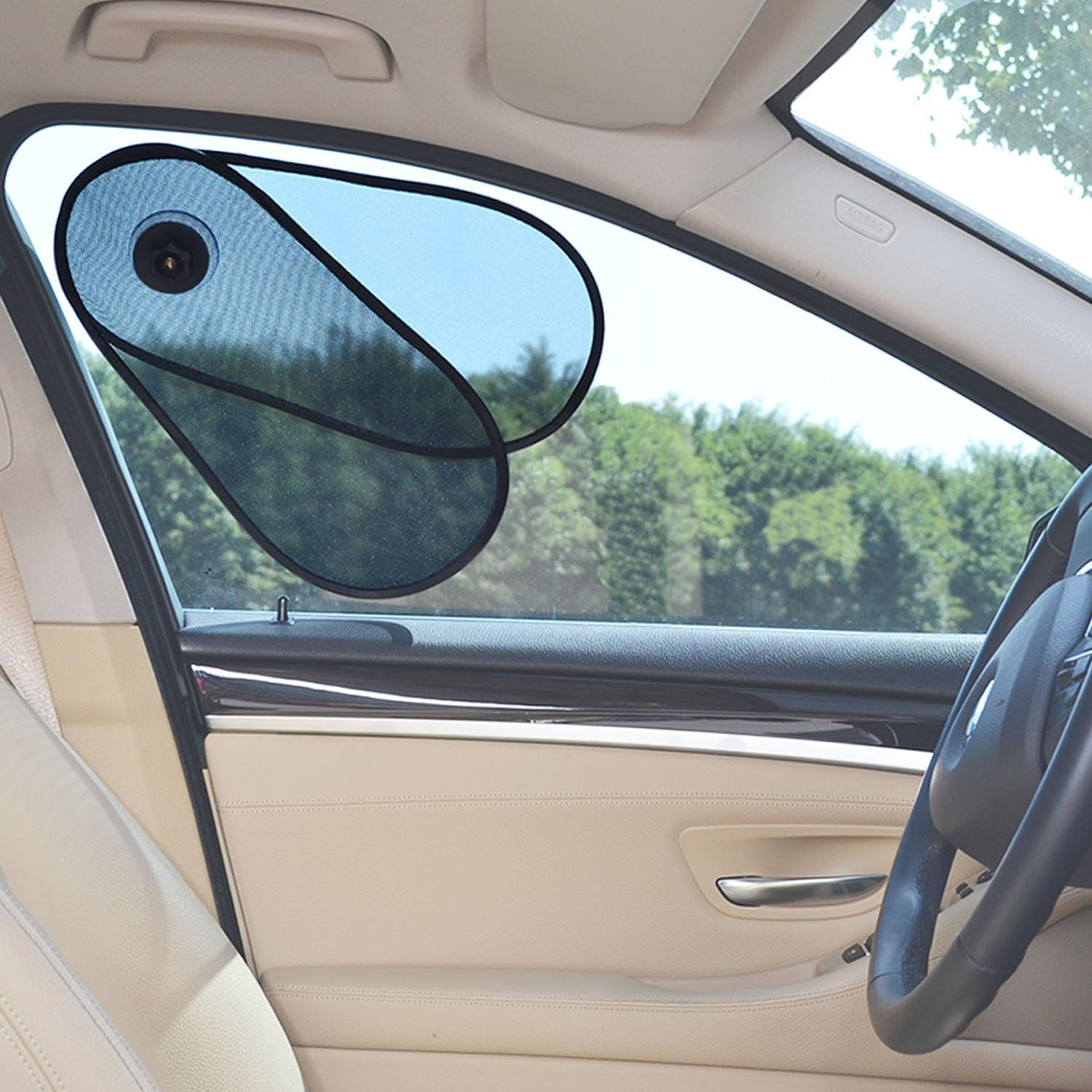 Sonnenblende im Auto, die am Fenster befestigt ist. Beige Innenausstattung.