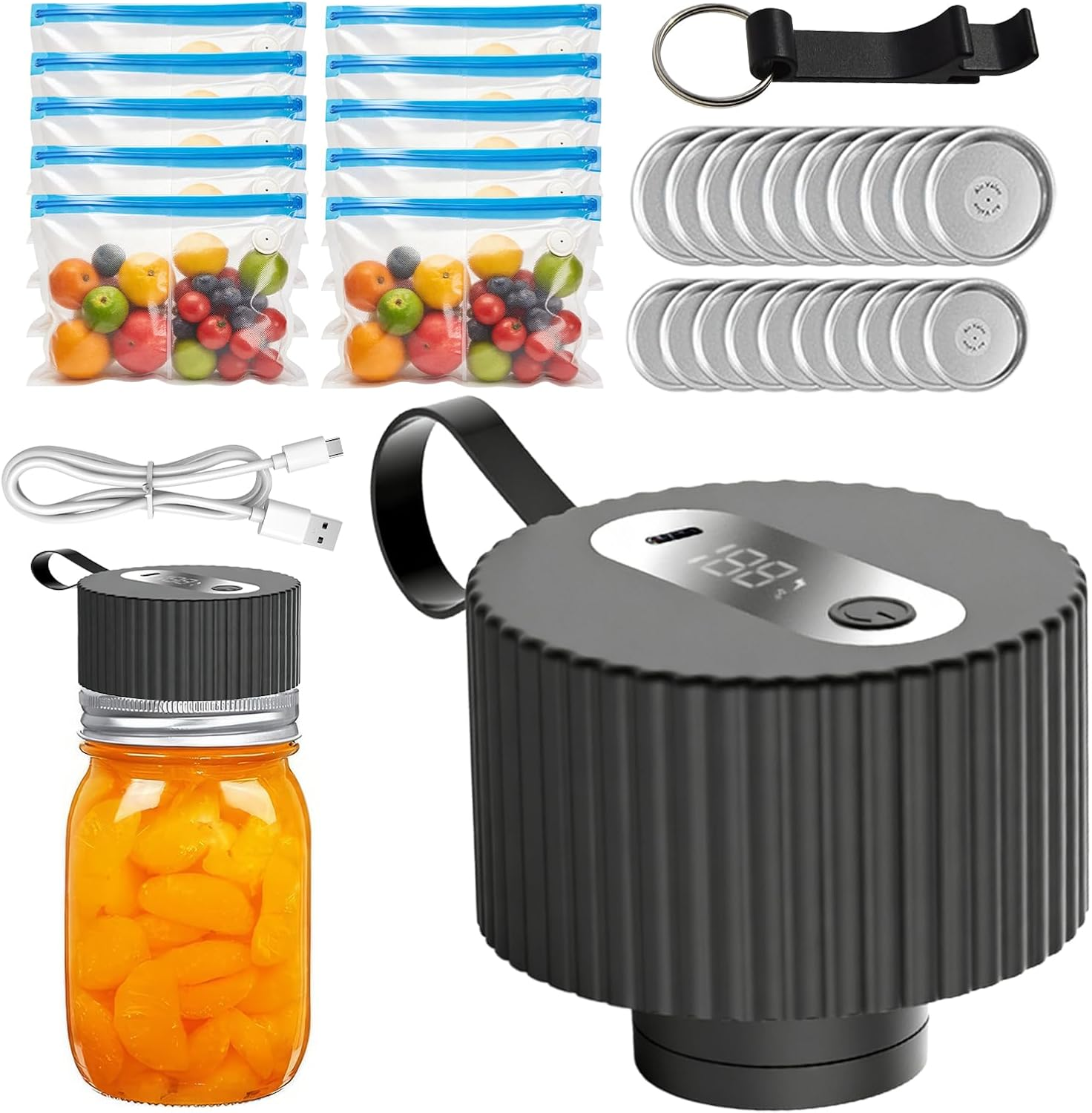 Verschiedene Lebensmittelaufbewahrung: verschlossene Beutel mit Obst, ein Glas Orangenspalten, Vakuumierer, Ladekabel, Deckel.
