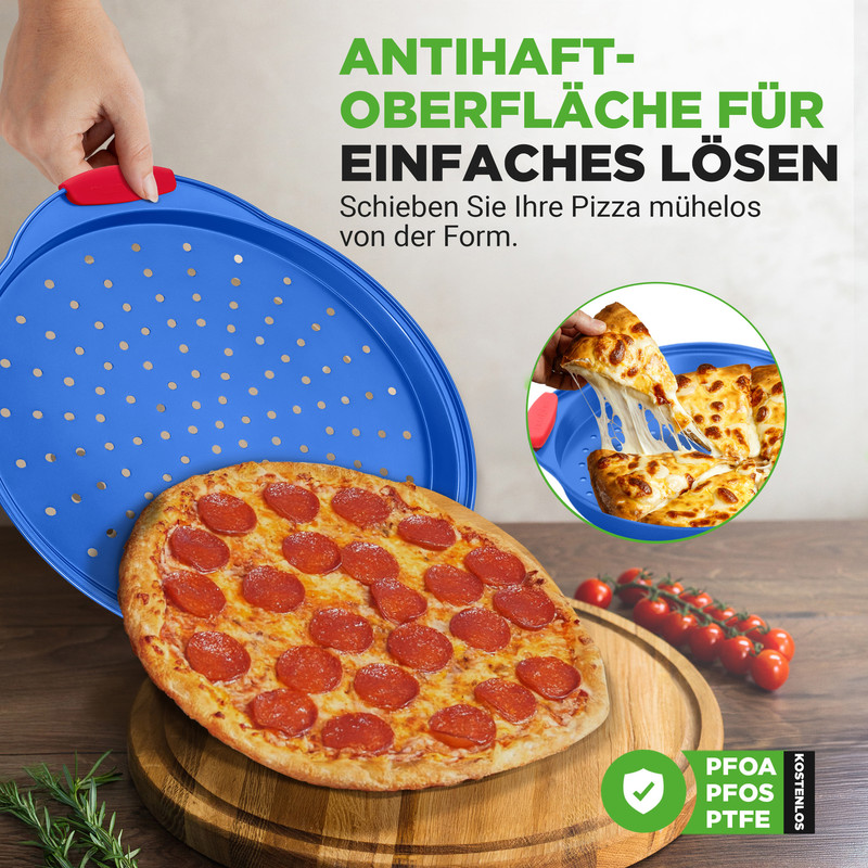 Blaue Pizzapfanne mit Peperoni-Pizza und Kirschtomaten. Antihaftbeschichtung.