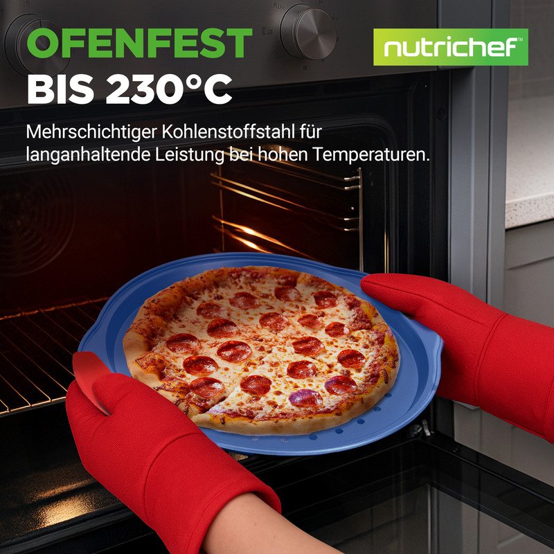 Hände in roten Ofenhandschuhen nehmen Pizza aus Ofen.