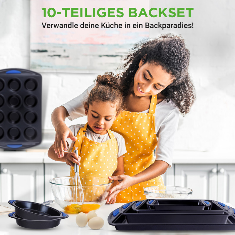 Mutter und Kind backen gemeinsam mit Backutensilien in der Küche.