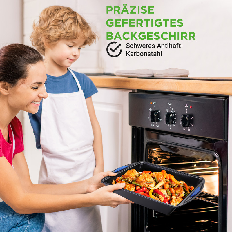 Frau und Kind entnehmen ein Backblech mit Hähnchen und Gemüse aus dem Ofen.