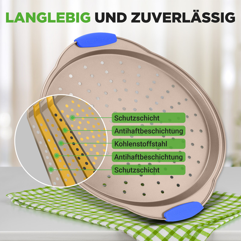 Eine goldene Backform mit Löchern, die eine Schichtstruktur zeigt.