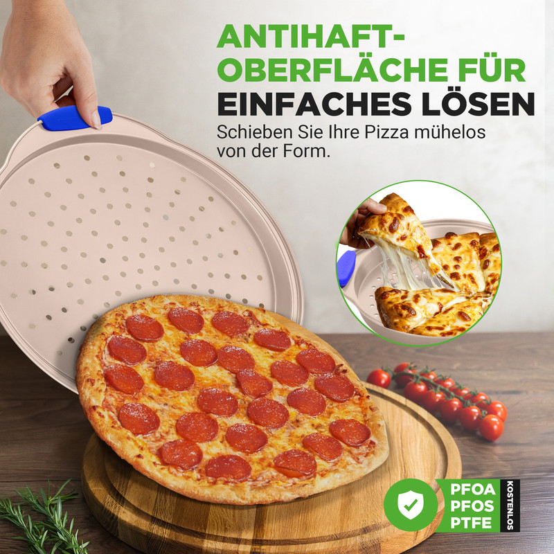 Eine Pizza mit Peperoni auf einem Pizzablech, daneben eine Schale mit geschmolzenem Käse.
