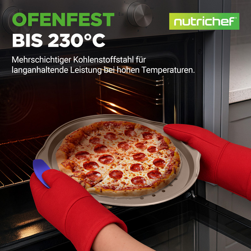 Eine Person zieht mit roten Ofenhandschuhen eine Pizza aus einem Ofen.