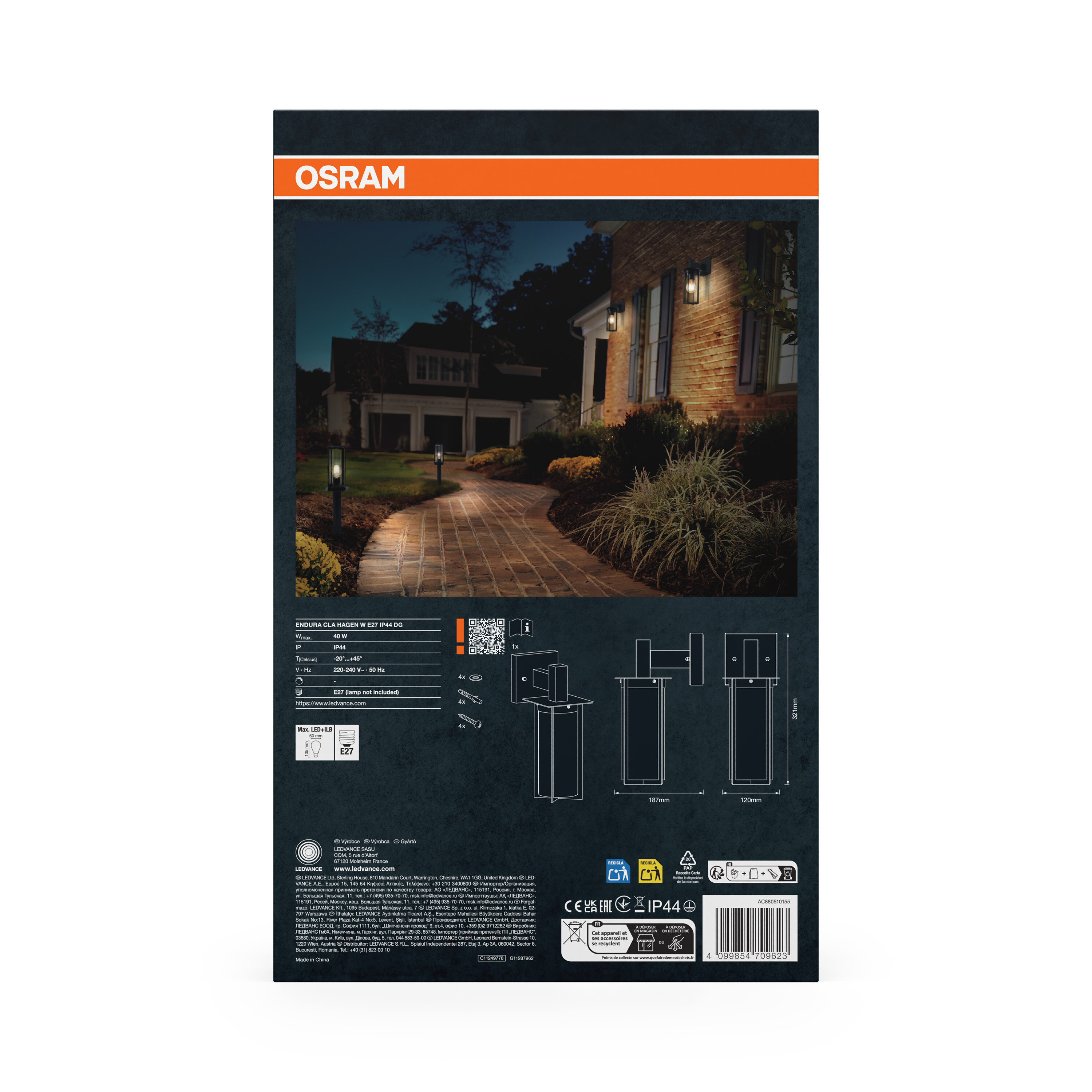 OSRAM-Außenleuchte: Ziegelwand, Weg, Bäume, Garage, Nachtszene.