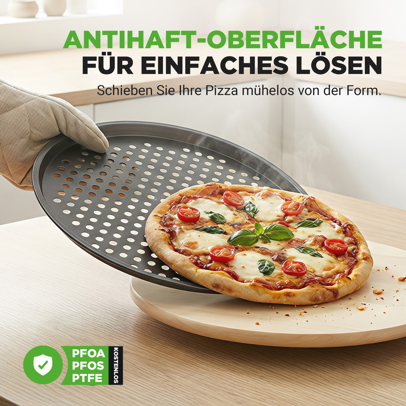 Ein Pizzablech mit einer fertigen Pizza wird aus dem Ofen genommen.
