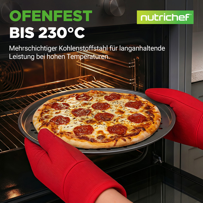 Rote Ofenhandschuhe nehmen eine frisch gebackene pepperoni Pizza aus einem Ofen.